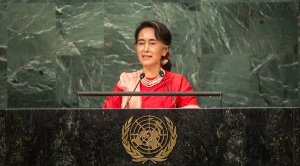 Billedet viser Aung Sun Suu Kyi på talerstolen i FN's generalforsamling. Hun har været en ledende demokratiforkæmper i Myanmar i mange år, men har siden 2017 fået stærk kritik internationalt, for ikke at have gjort mere for at stoppe de militære myndigheders brutale behandling af af rohingyaerne. Foto: UN Photo/Cia Pak.